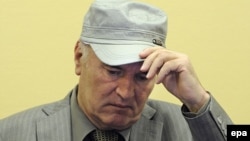 Bivši general bosanskih Srba Ratko Mladić sedi u sudnici tokom svog prvog pojavljivanja pred Tribunalom za ratne zločine UN u Hagu, 3. juna 2011.
