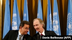 გაეროს სპეციალური წარმომადგენელი გეირ პედერსენი (მარჯვნივ) და სირიის პრემიერ-მინისტრი აჰმად ალ-კუზბარი. ჟენევა, 2019 წ. 30 ოქტომბერი.
