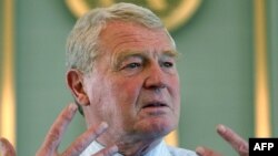 Paddy Ashdown advocated for the "full-hearted, engaged support of the United States."