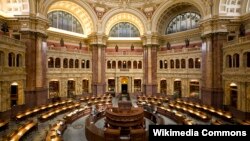 تالار اصلی کتابخانه کنگره آمریکا در ساختمان توماس جفرسون، واشنگتن دی‌سی.