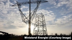 Guvernul spune că lucrările de construcție a liniei electrice aeriene cuprind aproximativ 190 de fundații și 30 de piloni asamblați din totalul de 500.