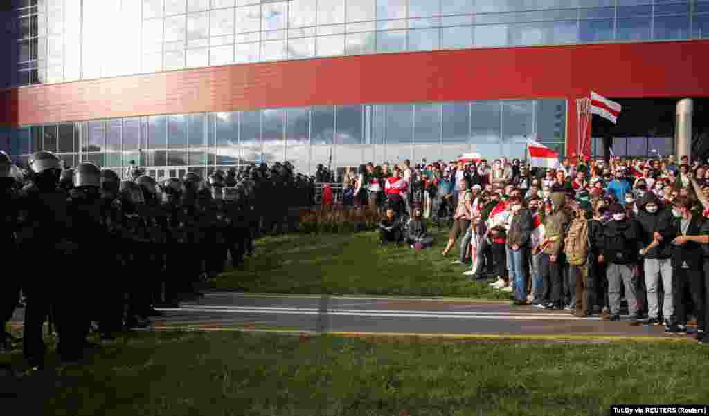 Belarus - Law enforcement officers block a road for opposition supporters during a rally against police brutality following protests to reject the presidential election results in Minsk, 13sep2020
