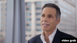 جک گلدستون از نشانه‌های آغاز یک «لحظهٔ انقلابی» سخن می‌گوید؛ لحظه‌ای که به باور او می‌تواند منجر به تغییر بنیادین شود