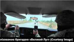 Під час евакуації військовими родини Хвостенків із фронтової зони. Світлина, надана 65-ю окремою механізованою бригадою «Великий Луг»