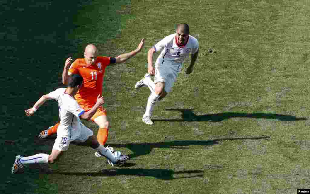 Голландия-Чили матчында Арьен Роббен мен Гонсало Хараның допқа таласы.&nbsp; 