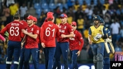 د انګلستان لوبډلې د سپر اېټ پړاو په لوبه کې سريلنکا ته په ۵۱ منډو ماته ورکړه. 