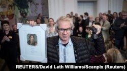 Lars Vilks drži plaketu nagrade Sappho u Kopenhagenu 14. marta 2015.