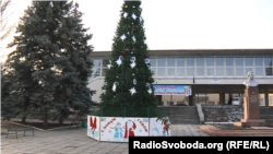 Новорічна ялинка та пам'ятник Парасці Ангеліній у Старобешевому