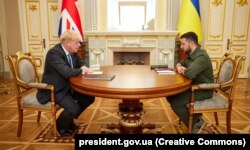 Президент України Володимир Зеленський і премʼєр-міністр Великої Британії Борис Джонсон (ліворуч). Київ, 17 червня 2022 року