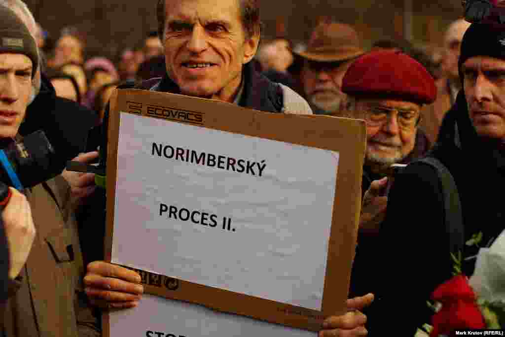 Надпись на плакате призывает судить представителей высшей российской власти: «Нюрнбергский процесс – 2».