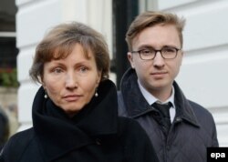 Супруга Александра Литвиненко Марина и его сын Анатолий около Высокого суда Лондона