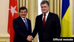 Президент України Петро Порошенко і прем’єр Туреччини Ахмет Давутоглу (архівне фото)