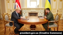 Президент України Володимир Зеленський і премʼєр-міністр Великої Британії Борис Джонсон (ліворуч). Київ, 17 червня 2022 року 