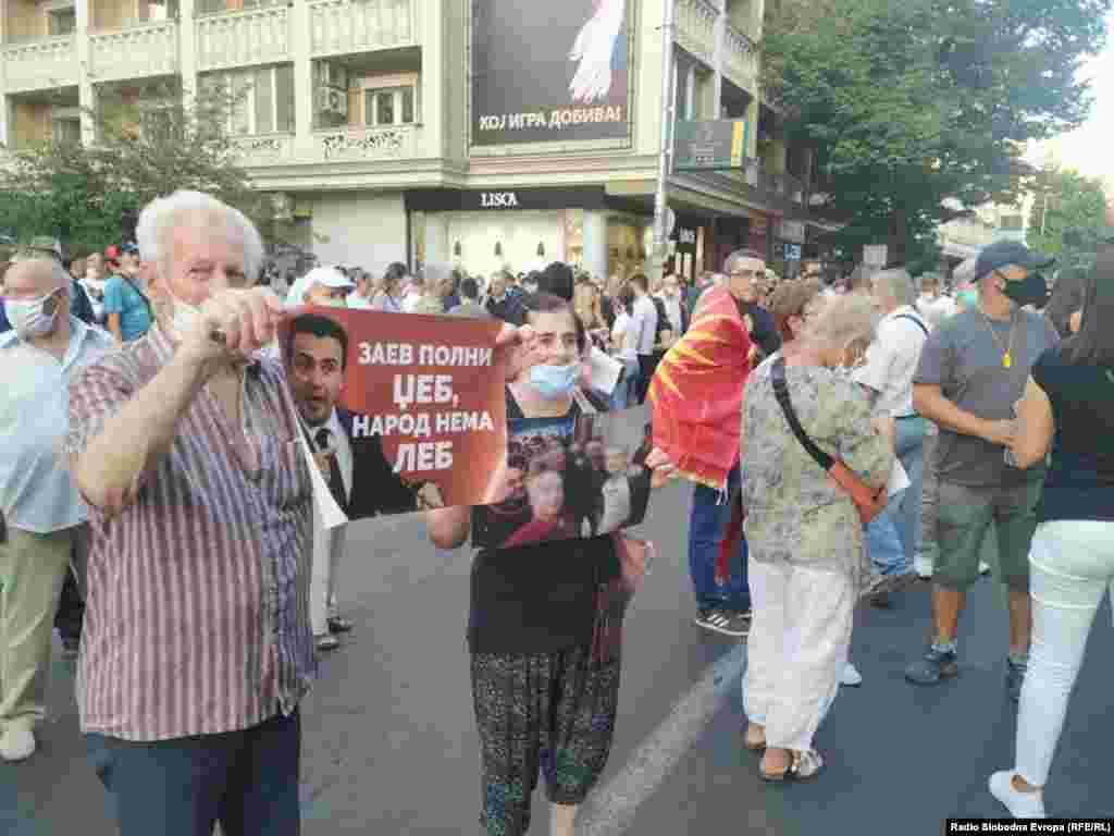 СЕВЕРНА МАКЕДОНИЈА - Опозициската ВМРО-ДПМНЕ по вторпат неделава излезе на протест против покачувањето на цената на струјата. Неколку стотини демонстранти и конвој од 20-ина автомобили денеска ја блокираа крстосницата и пристапните улици пред седиштето на Регулаторната комисија во центарот на Скопје.