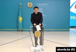 Айбек Дәдебай жаңа Конституция бойынша референдумда дауыс берген сәт. 15 наурыз 2026 жыл.