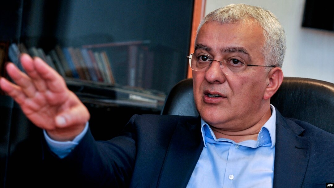 Andrija Mandić, lider DF juče je rekao da je "gospođa iz ambasade" Srbije uticala na jednog od optuženih.