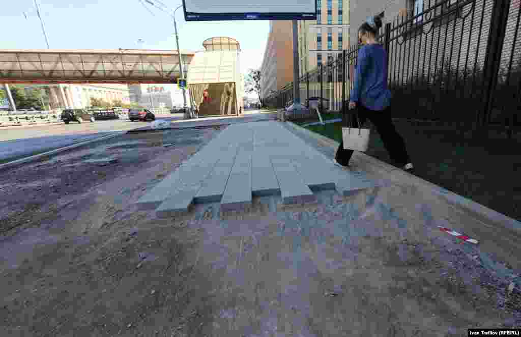 Ленинградский проспект. На тротуарах кладут новую плитку