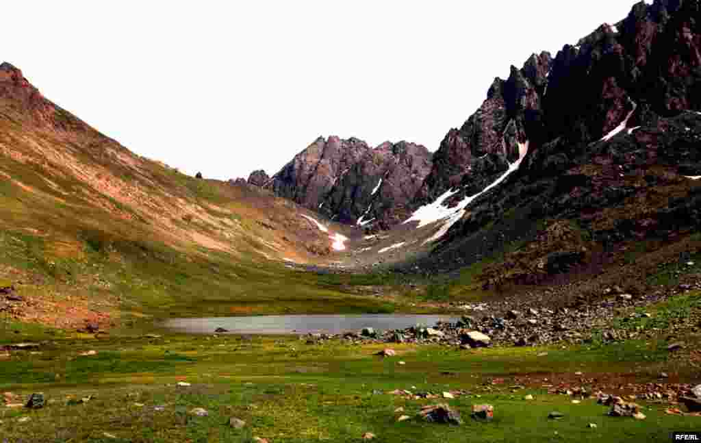 Dağ döşündə vulkanik göl – Göygöl #1