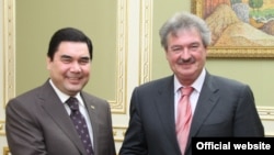 Türkmenistanyň prezidenti Gurbanguly Berdimuhamedow (çepde) Lýuksemburgyň wise-premýeri we daşary işleri ministri Jean Asselborn bilen duşuşýar, Aşgabat, 29-njy mart, 2010-njy ýyl. (Suratyň hukuklary Ministère des Affaires Etrangères edarasyna degişli.)