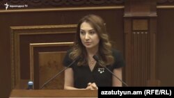 Глава фракции «Мой шаг» Лилит Макунц выступает с трибуны парламента, Ереван, 29 мая 2019 г.