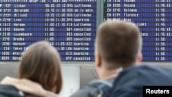 Информационное табло в аэропорту Мюнхена, Германия, 3 октября 2025 года