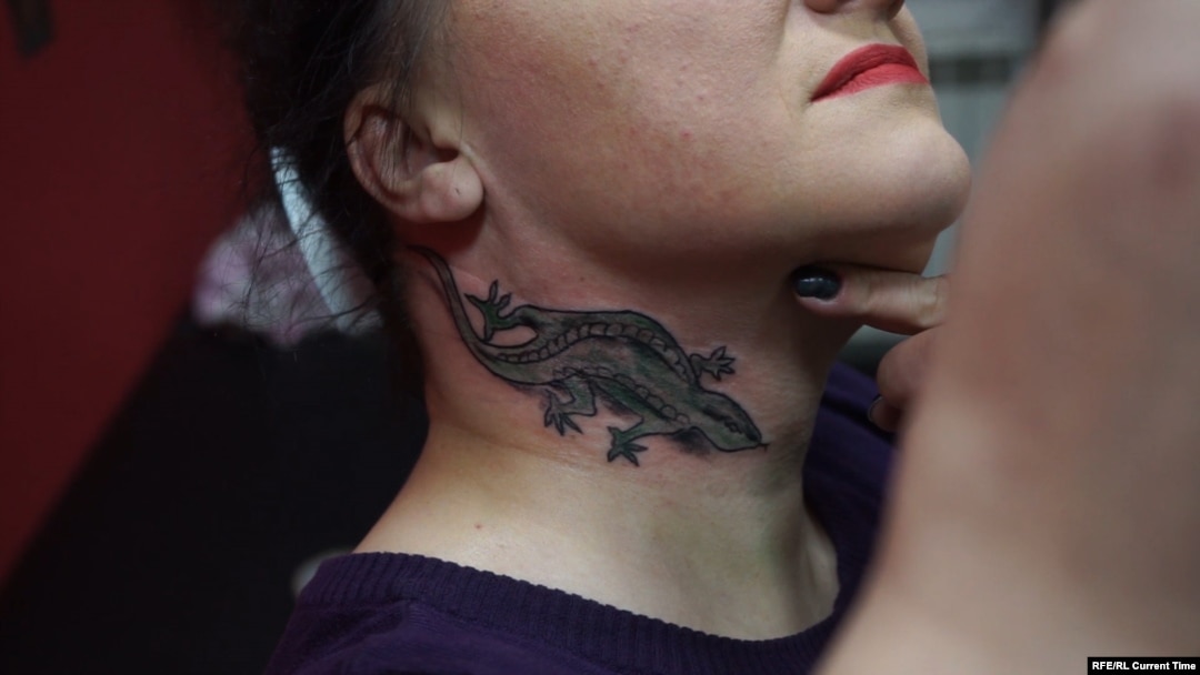 Uniunea Europeană consideră că unii pigmenți folosiți pentru tatuajele colorate pot fi cancerigeni. Reprezentanții saloanelor de tatuaj se împotrivesc. Imagine generică.