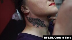Uniunea Europeană consideră că unii pigmenți folosiți pentru tatuajele colorate pot fi cancerigeni. Reprezentanții saloanelor de tatuaj se împotrivesc. Imagine generică.