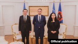 Presidentja e Kosovës, Vjosa Osmani, kryeministri, Albin Kurti dhe drejtori i Agjencisë për Inteligjencë, Petrit Ajeti. 