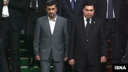 Türkmenistanyň prezidenti Gurbanguly Berdimuhamedow (sagda) eýranly kärdeşi Mahmud Ahmedinejad bilen duşuşýar, Aşgabat, 5-nji iýun, 2010.