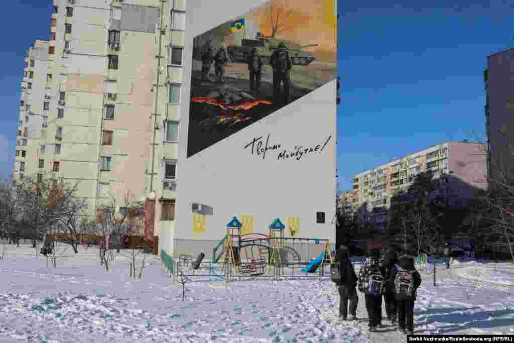 Автори муралу із зображенням добровольців 3-ї штурмової бригади кажуть, що місце для його розміщення обрали невипадково. У будинку на вулиці Ревуцького у Києві проживав громадський активіст та волонтер Сергій Машовець, який загинув під час захисту Києва у березні 2022 року