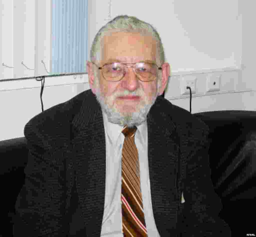 Профессор РГГУ, политолог и экономист Виктор Шейнис и историк Игорь Долуцкий