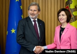 Johannes Hahn volt uniós gazdasági biztos Maia Sandu moldovai miniszterelnökkel Chişinăuban 2019. június 19-én