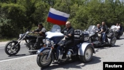 Володимир Путін у Криму з російськими байкерами, фото 24 вересня 2011 року