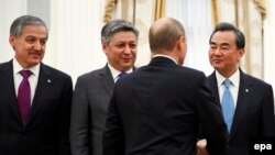  Сироджиддин Аслов (первый слева) во время встречи с Владимиром Путиным