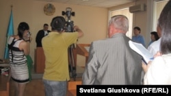 Мұхтар Жәкішевке шыққан сот үкімі оқылған кезде ақпарат құралдары ғана болды. Астана, 21 маусым 2012 жыл.