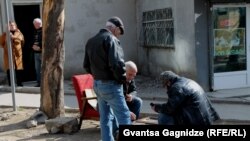 Tbilisi küçələrində nərd oynayanlar. Foto Gvantsa Gagnidze-nindir