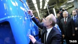 Путин Чаллыда 2 миллионынчы КАМАЗ машинасына имзасын куя, 15 февраль 2012