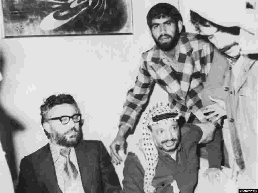 ابراهیم یزدی وزیر خارجه دولت موقت انقلاب و یاسر عرفات رهبر سازمان  آزادی بخش فلسطین در سفر به تهران در روزهای پس از انقل