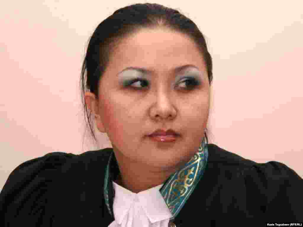 Судья Алмалинского районного суда Анара Бейсеуова. Алматы, 24 августа 2010 года. - Судья Анара Бейсеуова ведет заседание суда по иску дольщиков, входящих в движение «Елисейские поля», против бывшего премьер-министра Сергея Терещенко, ряда бизнесменов и юридических лиц. Судья Анара Бейсеуова, по словам дольщиков, отклонила почти все ходатайства, поданные их представителем Гульнар Патаевой. Одно из требований - вызвать на суд «главного ответчика» Сергея Терещенко.
