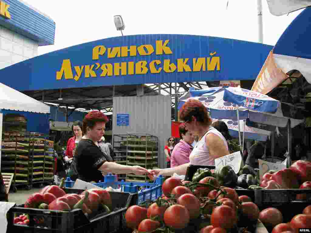 Ukraine -- market (bazar) "Lukyanivkiy" in the center of Kyiv, 30May2008 - Лук’янівськийРозташований поруч із легендарною Лук’янівською тюрмою та одним з перших Макдональдсів у Києві. Сучасні торгові центри щільно обступили ряди цього ринку, та він «не здається». Поки цей, та ще кілька невеликих харчових ринків, стоять - мешканці столиці будуть знати смак домашніх продуктів та «справжніх» овочів.
