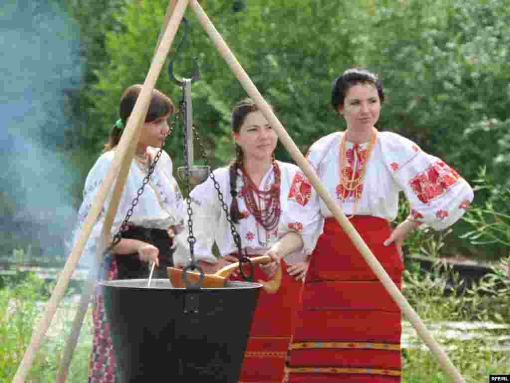 Козацька юшка та куліш - В комплексі «Мамаєва Слобода» діє кілька садиб, де можна порівняти страви шляхетської, міщанської і селянської та козацької кухонь, скуштувати алкогольні напої, виготовлені за старосвітськими рецептами