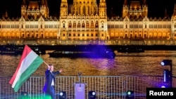 Пэтэр Мадзяр з вугорскім сьцягам пасьля абвяшчэньня папярэдніх вынікаў парлямэнцкіх выбараў, у якіх ягоная апазыцыйная партыя «Тыса» атрымала ўпэўненую перамогу 