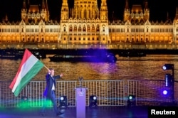 Петер Мадьяр с флагом Венгрии