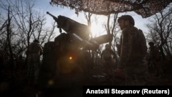 Українські військові на готують до вогню самохідну гаубицю Caesar поблизу Покровська, листопад 2025 року