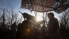 Военнослужащие Вооруженных сил Украины готовятся открыть огонь из самоходной гаубицы «Цезарь» по российским войскам на позиции недалеко от прифронтового города Покровск в Донецкой области, 23 ноября 2025 года