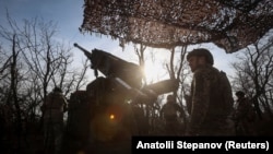 Военнослужащие Вооруженных сил Украины готовятся открыть огонь из самоходной гаубицы «Цезарь» по российским войскам на позиции недалеко от прифронтового города Покровск в Донецкой области, 23 ноября 2025 года