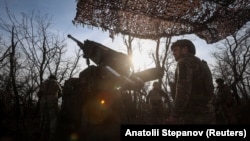 Українські артилеристи готуються до обстрілу російських військ з самохідної гаубиці «Цезар» поблизу Покровська, 23 листопада 2025 року