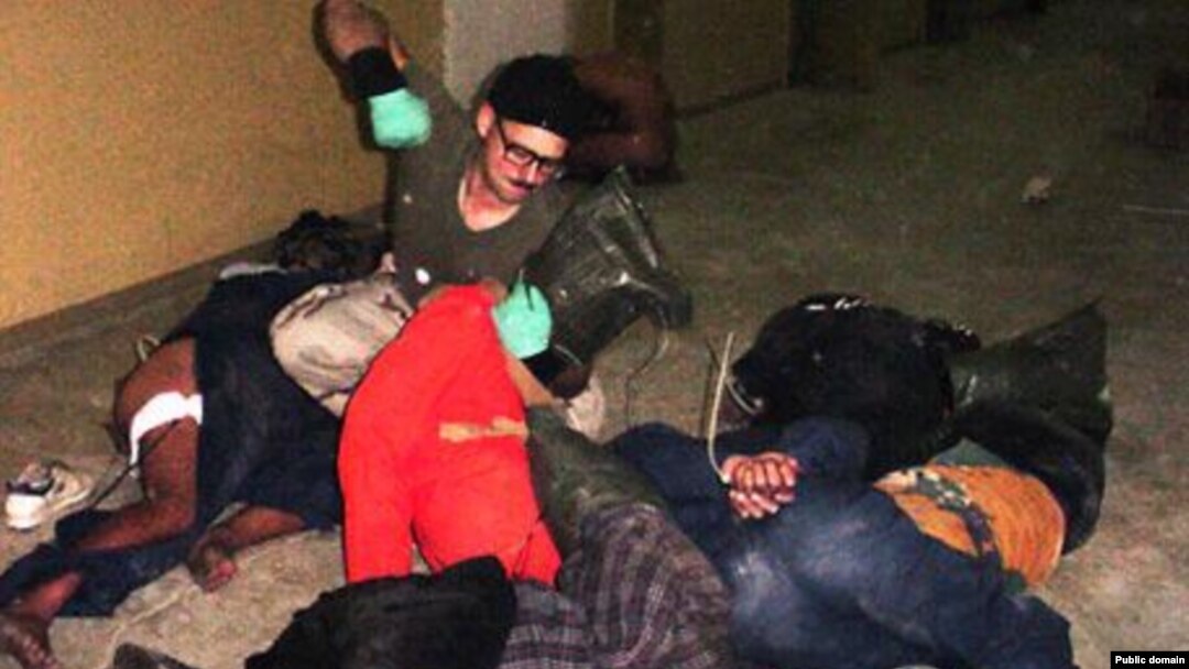 ABŞ hərbçisi məhbuslara yumruqla zərbə vurur, «Əbu-Qreyb»