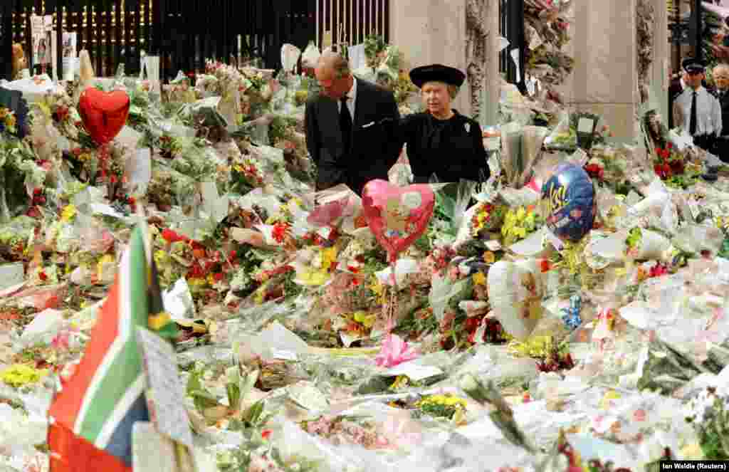 A Buckingham Palota előtt tömegek gyászolták Diana hercegnőt, aki 1997. augusztus 31-én vesztette életét autóbalesetben. II. Erzsébet hosszú napokig nem nyilatkozott és mutatkozott a nyilvánosság előtt, majd egy televíziós beszédben emlékezett meg a hercegnőről, és a közösség előtt is megjelent férjével szeptember 5-én.