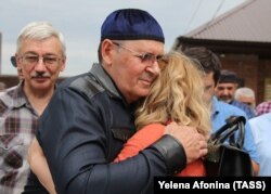 Ojub Titijev, šef regionalnog ogranka ruske grupe za ljudska prava Memorijal, napušta zatvor nakon što je pušten na uslovnu slobodu, u Argunu, 21. juna 2019.